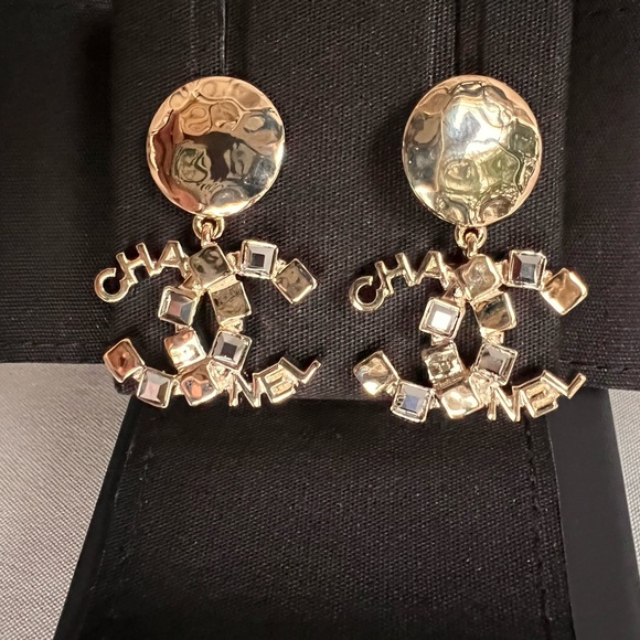 CHANEL GOLD DROPPING NEW EARRINGS NEWEST 2023-2024 CRUISE COLLECTION - Picture 4 of 16